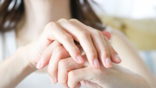 手汗の女性のイメージ画像